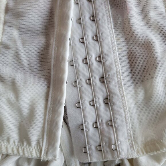 NWOT Urban Outfitters Out from Under Size L White Lace Corset/Bustier - Picture 6 of 10
